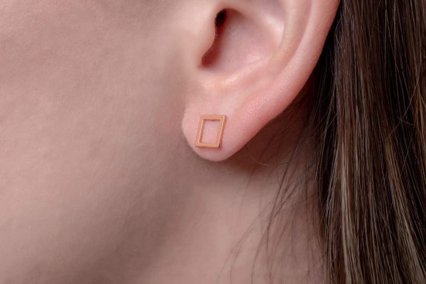 Tiny square stud earrings 2 Tiny square gold stud earrings - Image 3