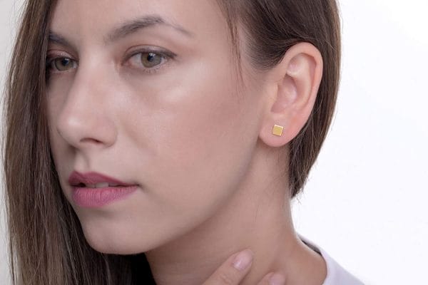 Tiny square studs in solid gold - Image 4