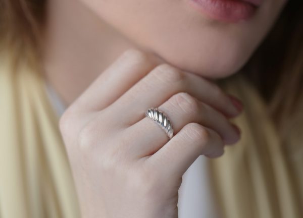 Small wave croissant ring in solid gold - Image 2