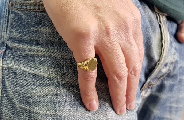 Unisex Oval custom signet ring in solid gold, RN386 - Image 2