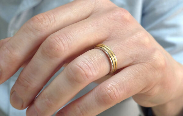 Wedding band ring in solid gold