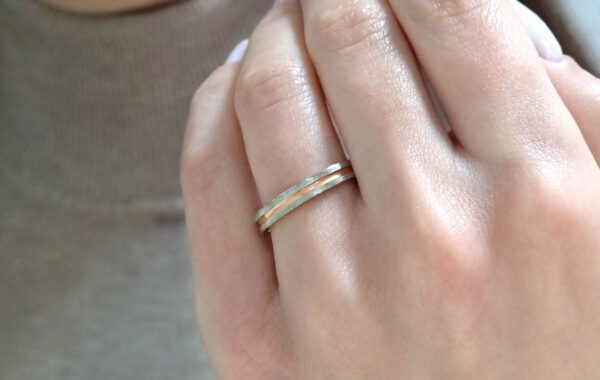 Two-color wedding band in solid gold