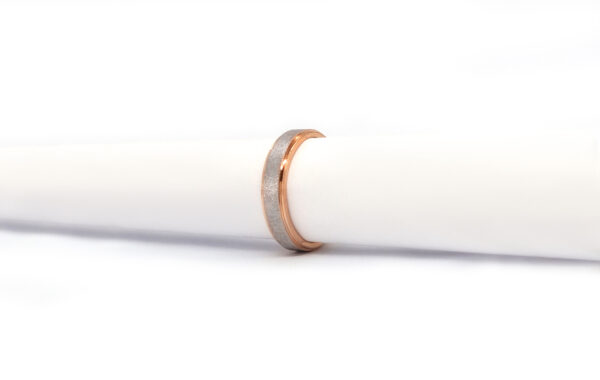 Two-color wedding band in solid gold