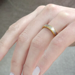 Two-color wedding band in solid gold