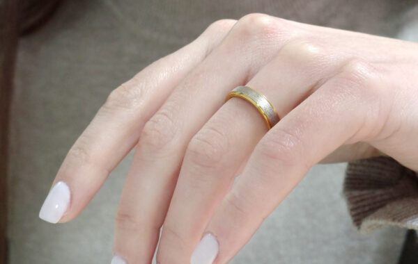 Two-color wedding band in solid gold