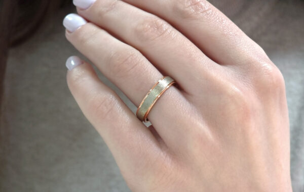 Two-color wedding band in solid gold