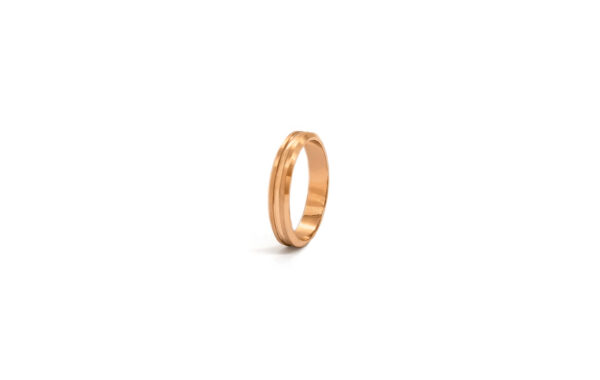 Wedding ring in solid gold with decorative line.