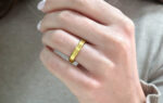 Wedding ring in solid gold with decorative line.