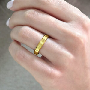 Wedding ring in solid gold with decorative line.