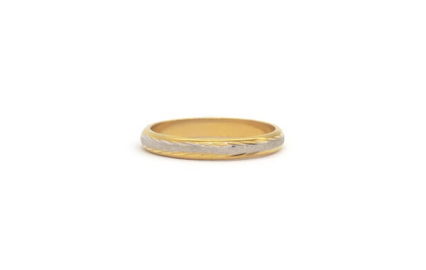 214-30 4 Wedding ring in solid gold with two colors of gold and decorative elements.