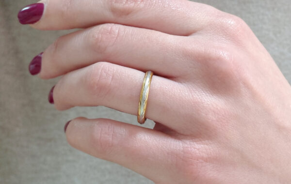 214-30 5 Wedding ring in solid gold with two colors of gold and decorative elements.