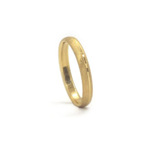 Wedding ring in solid gold with a double-textured finish.