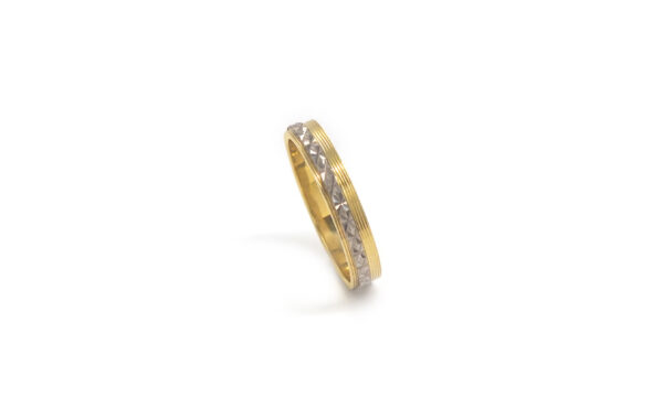 Wedding ring in solid gold with two colors with decorative geometric elements.