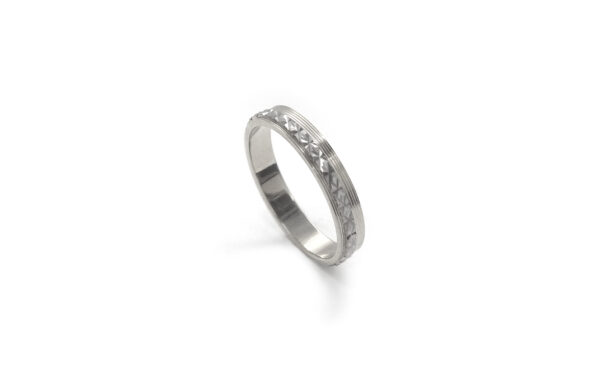 Wedding ring in solid gold with two colors with decorative geometric elements.