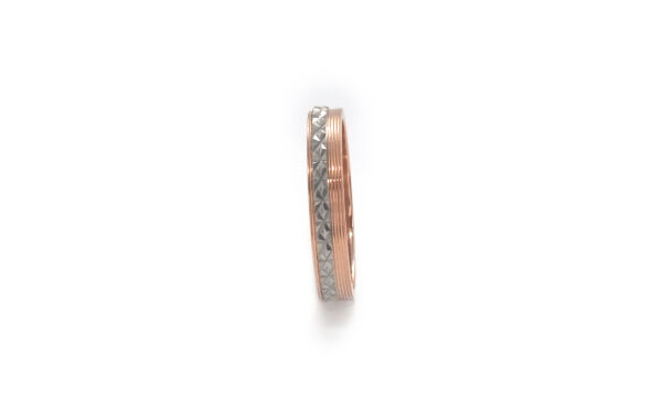 Wedding ring in solid gold with two colors with decorative geometric elements.