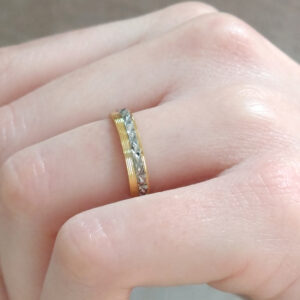 Wedding ring in solid gold with two colors with decorative geometric elements.