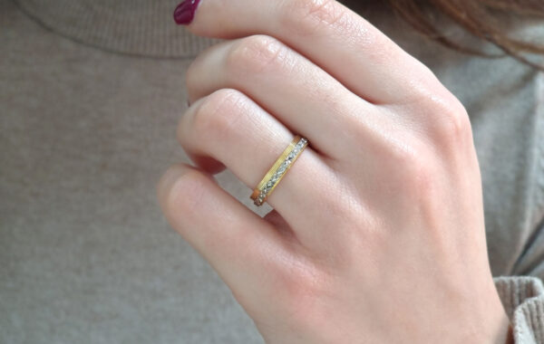 Wedding ring in solid gold with two colors with decorative geometric elements.