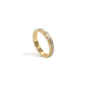 Wedding ring in solid gold with two colors and decorative lines.