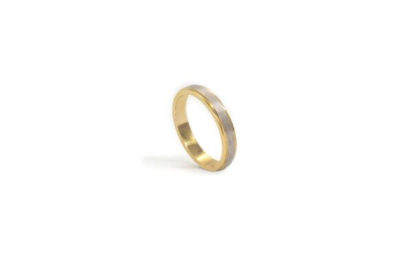 Wedding ring in solid gold with two colors and decorative lines.
