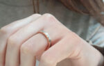 Wedding ring in solid gold with two colors and decorative lines.