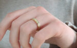Wedding ring in solid gold with two colors and decorative lines.