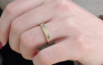 Wedding ring in solid gold with two colors and decorative lines.
