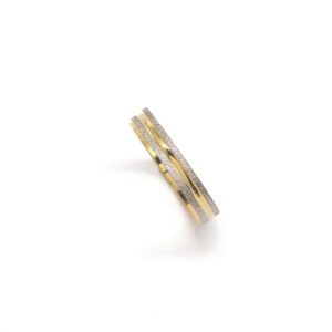 Wedding ring in solid gold with two colors and decorative lines.