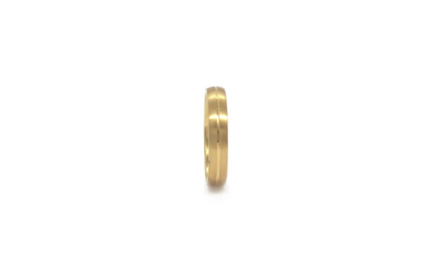 755-40 1 Wedding ring in solid gold with decorative lines.