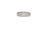 Wedding ring in solid gold with decorative lines.