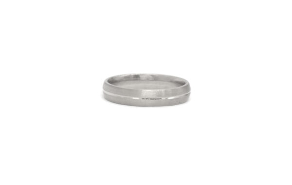 755-40 2 Wedding ring in solid gold with decorative lines.