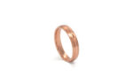 Wedding ring in solid gold with decorative lines.