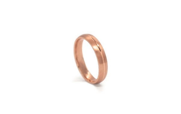 755-40 3 Wedding ring in solid gold with decorative lines.
