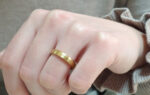 Wedding ring in solid gold with decorative lines.
