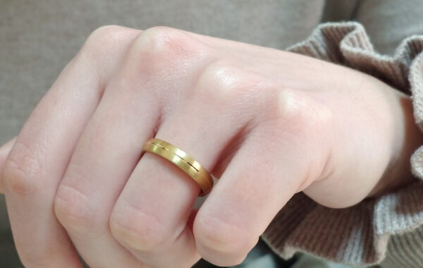 755-40 4 Wedding ring in solid gold with decorative lines.