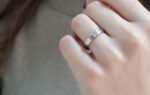 Wedding ring in solid gold with decorative lines.
