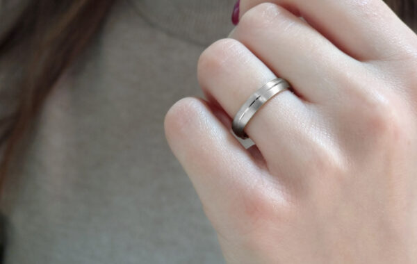 755-40 6 Wedding ring in solid gold with decorative lines.
