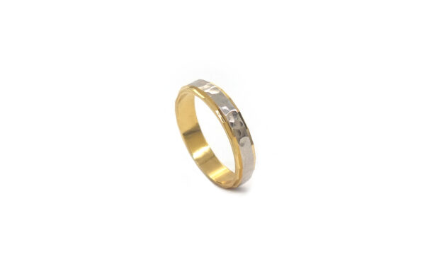 Wedding ring in solid gold with two colors and hammerd the central piece.