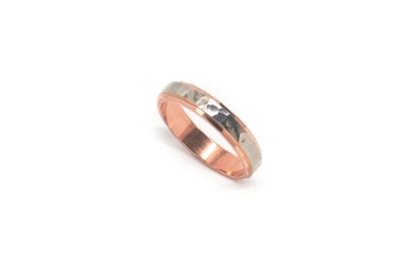 Wedding ring in solid gold with two colors and hammerd the central piece.