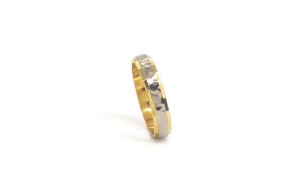 91-40 3 Wedding ring in solid gold with two colors and hammerd the central piece.