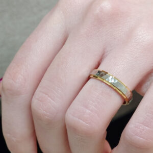 Wedding ring in solid gold with two colors and hammerd the central piece.