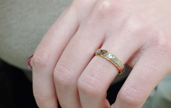 Wedding ring in solid gold with two colors and hammerd the central piece.