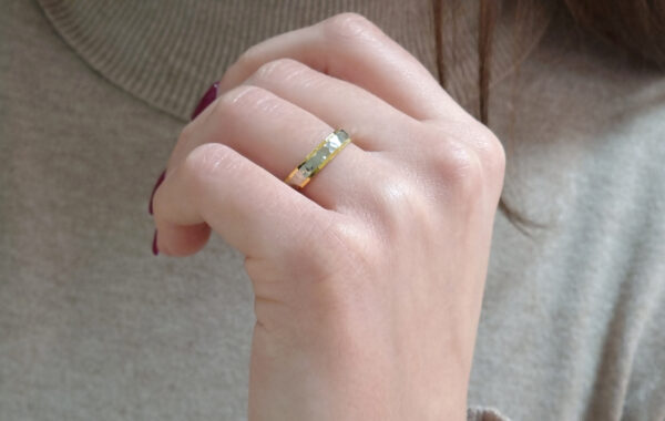 Wedding ring in solid gold with two colors and hammerd the central piece.