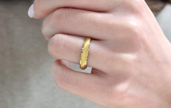 Wedding ring in solid gold with satin finish.