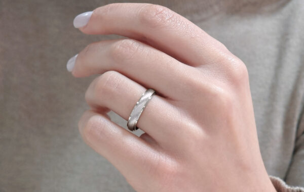 Wedding ring in solid gold with satin finish.