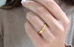 Wedding ring in solid gold with two colors.