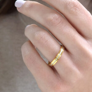 Wedding ring in solid gold with two colors.