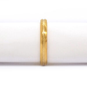 Wedding ring in solid gold with a decoratine line.