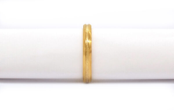 Wedding ring in solid gold with a decoratine line.