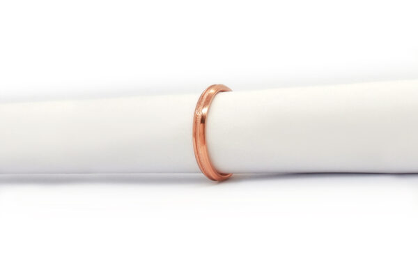 Wedding ring in solid gold with a decoratine line.