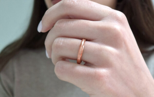 Wedding ring in solid gold with a decoratine line.